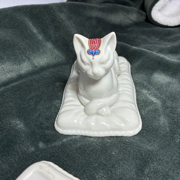 Byzantium Trinket Box Elizabeth Arden Cat on Pillow Made in Japan 1980s - Picture 9 of 11